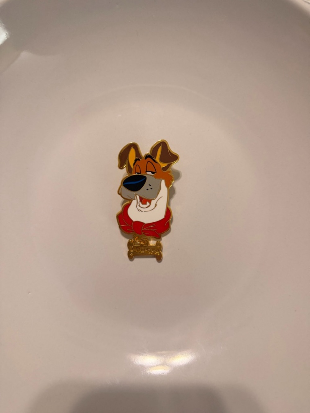 Disney Dodger mystery pin from Oliver & Company